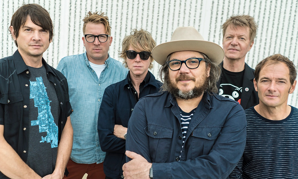 Wilco volta ao Brasil para estrelar o C6 Fest. Evento divulga seu line-up oficial poderoso com Nile Rodgers, as bandas Gossip e The Last Dinner Party, fora os &#8220;conhecidos&#8221; Air e Pretenders