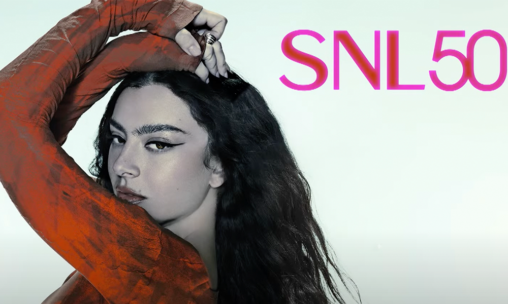 Charli XCX agita o &#8220;Saturday Night Live&#8221;. Mas acabou  mais legal na zueira do que na música