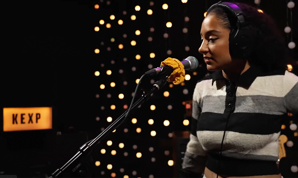 English Teacher toca metade do disco premiado em  session na KEXP. Bom aquecimento para o C6 Fest, em maio