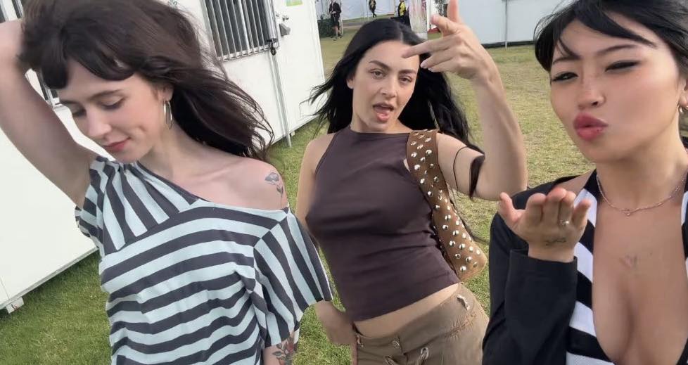 Popnotas &#8211; Charli XCX, Clairo e beabadoobee se divertem na Austrália. Despedida do Black Sabbath terá &#8220;menos&#8221; Ozzy e mais convidados de peso. E a nova banda e primeira música do Camerton Picton, ex-Black Midi