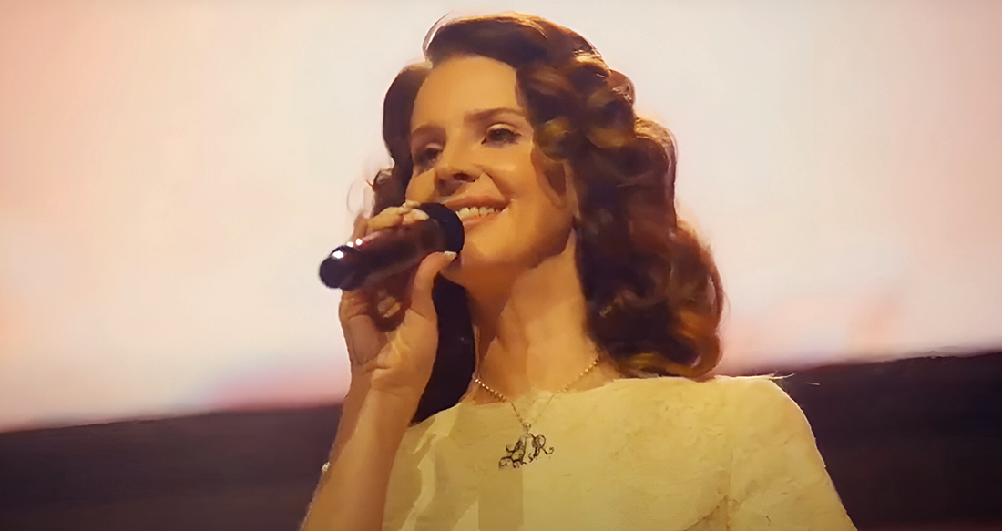 Lana Del Rey faz show no “Coachella country”, canta clássicos do gênero e mostra três músicas inéditas