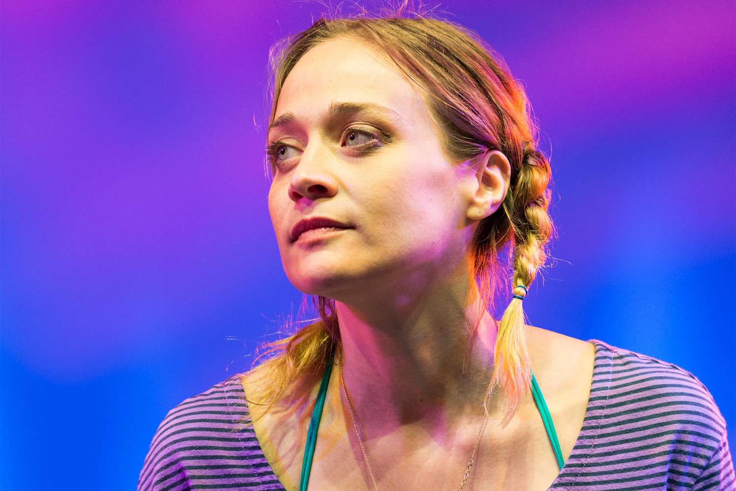 Desafiando a justiça americana e defendendo as mulheres negras, a necessária Fiona Apple lança sua primeira música em cinco anos
