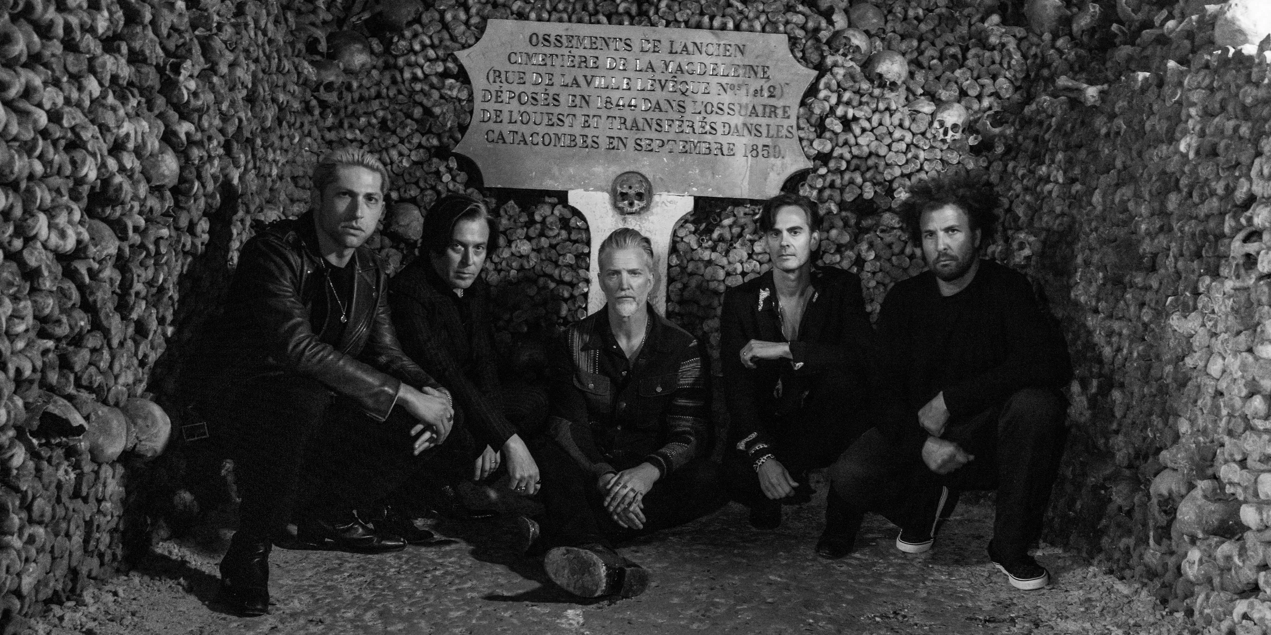 Queens of the Stone Age anuncia novo filme, com show acústico feito para milhares de mortos. Calma&#8230;