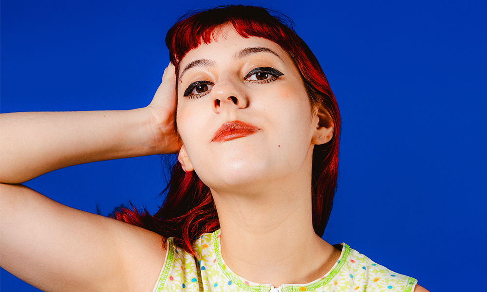 CENA &#8211; Nossa Clairo mineira, Clara Bicho lança seu primeiro EP,  “Cores da TV”, um conjunto de crônicas indies sobre a vida adulta