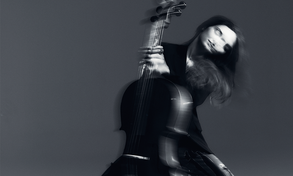 CENA &#8211; Da Sydney Opera House ao Bona, em SP. Francisca Barreto, virtuose indie do violoncelo, mostra hoje, ao vivo, seu espetáculo a partir de um single