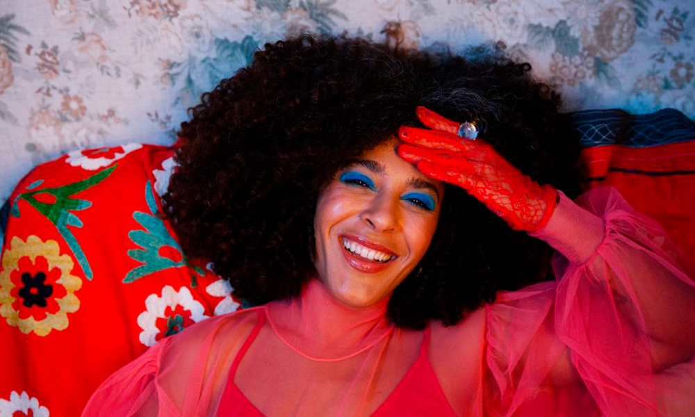 CENA &#8211; Josyara experimenta hoje, ao vivo em SP, seu novo álbum, uma  consequente liberdade adquirida e sua afirmação também como cantora