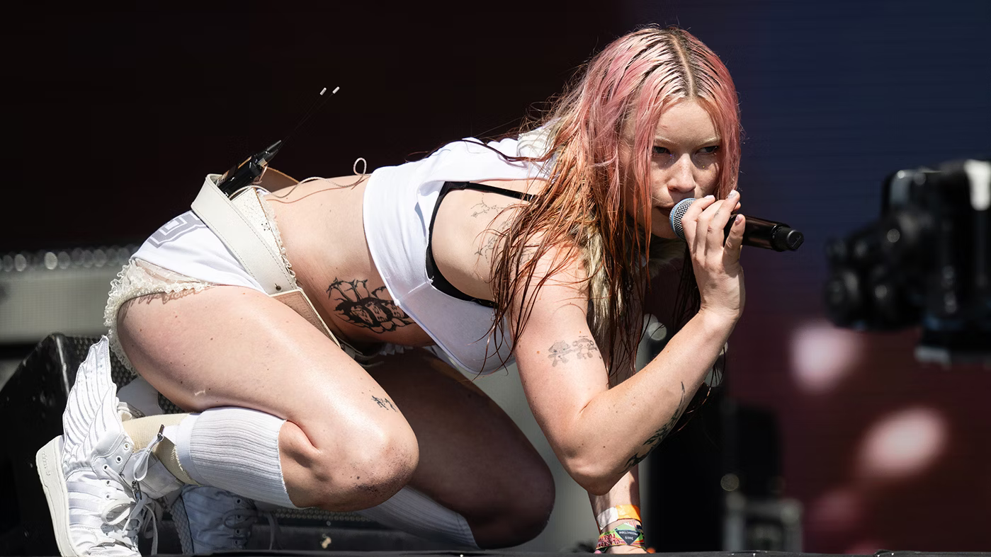 Surpresas, polêmicas e música boa. O Glastonbury 2025 em vídeos bonitões