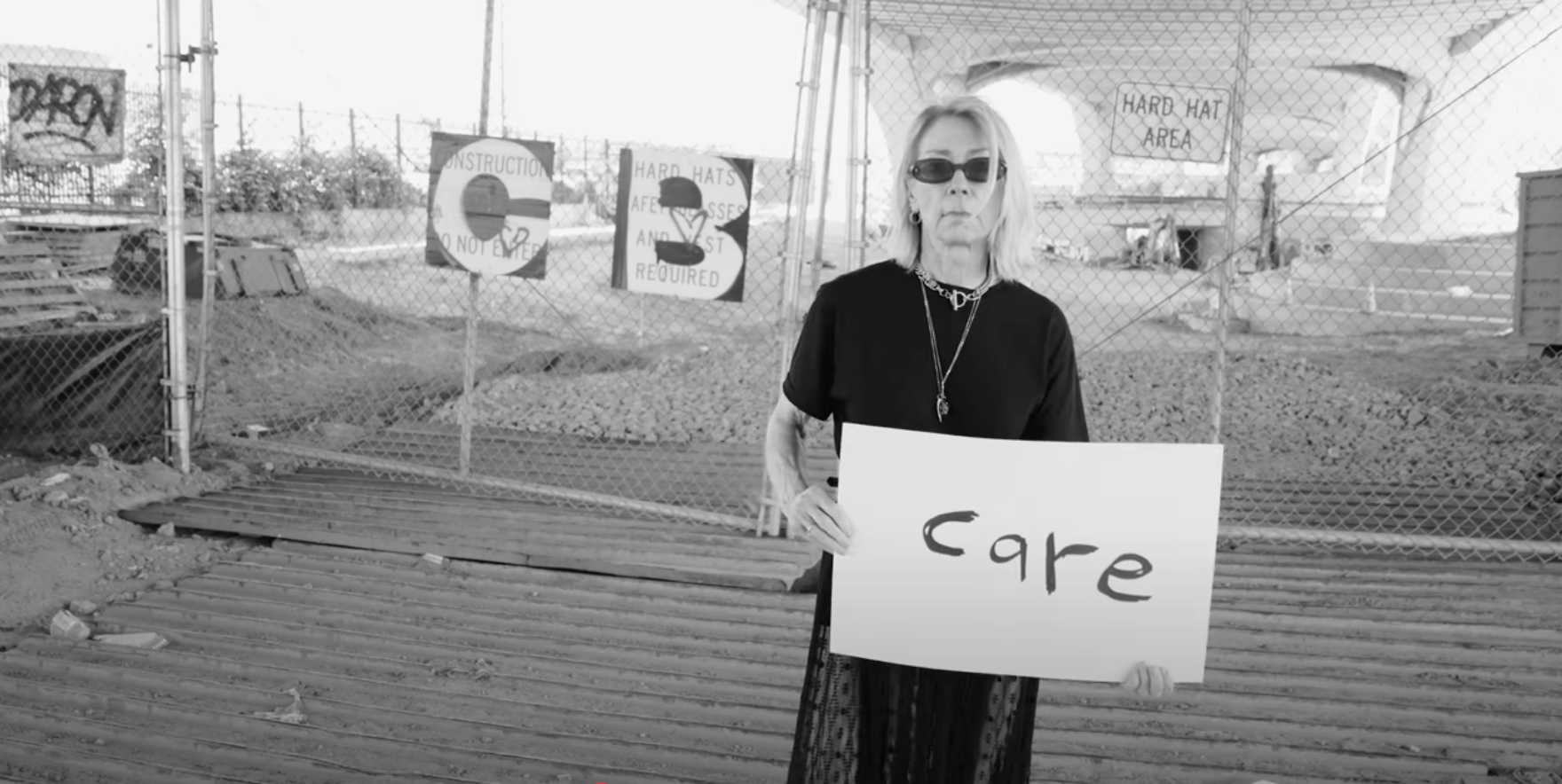 Kim Gordon decreta o fim deste ano. E apresenta seus motivos. Veja o vídeo de &#8220;Bye  Bye 25!&#8221;