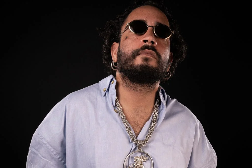 CENA &#8211; Em “Assaltos e Batidas”, FBC volta &#8220;à Terra&#8221;, pesa no rap e convoca à luta