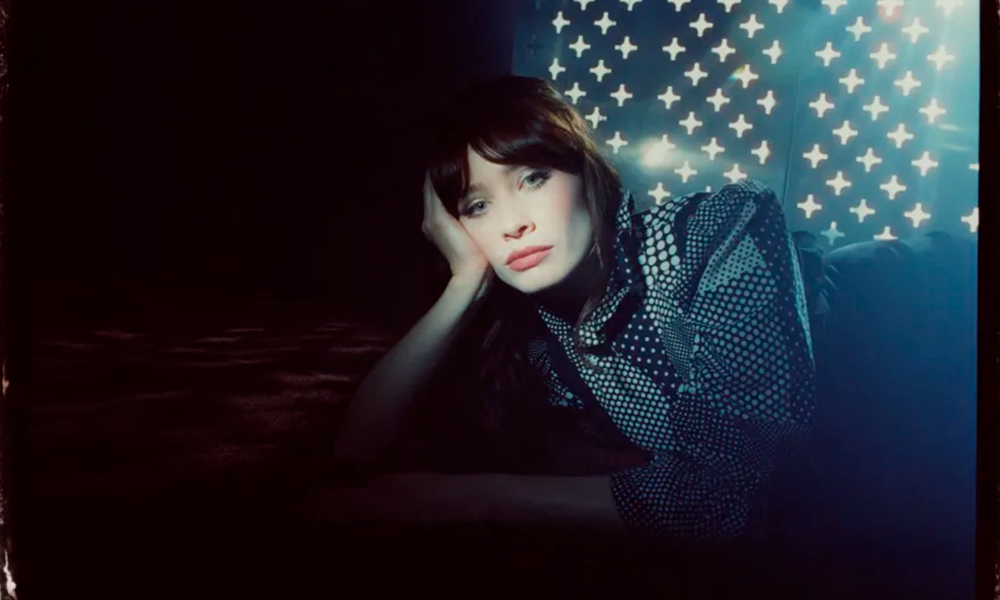 Alexandra Savior se distancia da melancolia com o novo álbum, “Beneath the Lilypad”