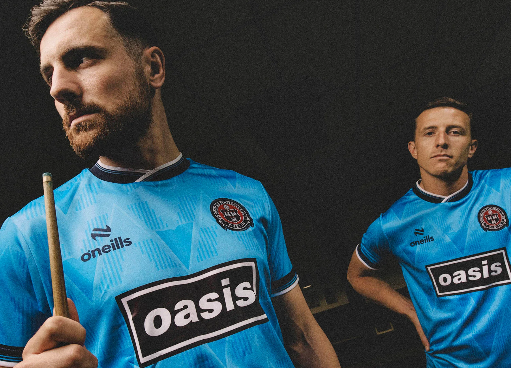 Futebol é pop: Bohemian FC inventa mais uma collab legal com o rock e coloca o Oasis no uniforme