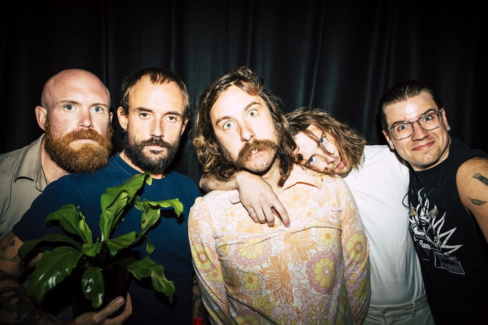 Popnotas &#8211; Dono de seu próprio festival, IDLES promete música nova para esta quarta, 30. Devendra Banhart celebra álbum clássico. E mais um single bom do Suede