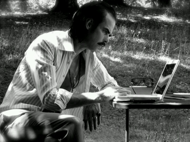 Nick Cave muda de opinião sobre IA e ressuscita Elvis em novo vídeo para a clássica “Tupelo”