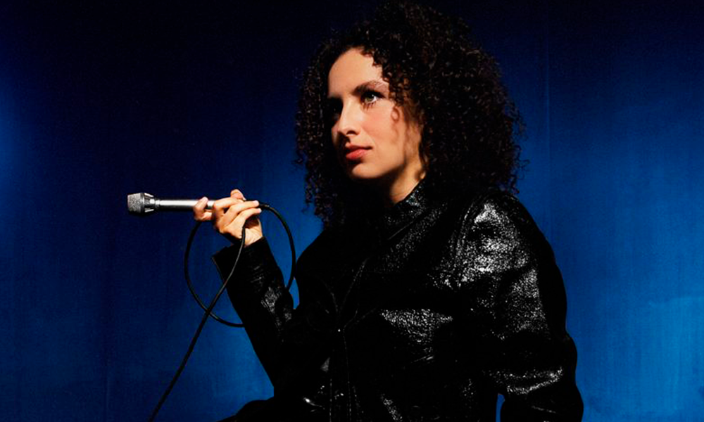 CENA &#8211; Retrô e blue, Dora Morelenbaum volta ao disco solo para lançar seu principal vídeo, da bela “Não Vou Te Esquecer”