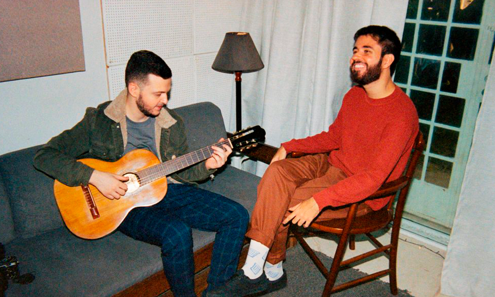 CENA &#8211; Com trabalho coletivo, duo mineiro Nó nos leva à MPB dos anos 70 com o ótimo EP “Calmo e Urgente”