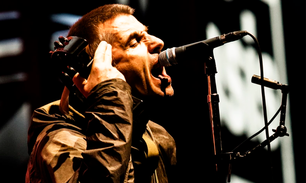 Um final de semana qualquer no Reino Unido: a absurda volta do Oasis em Cardiff, com o vídeo-montagem &#8220;perfeito&#8221; do primeiro show todo e o áudio lindo da BBC para &#8220;Slide Away&#8221;