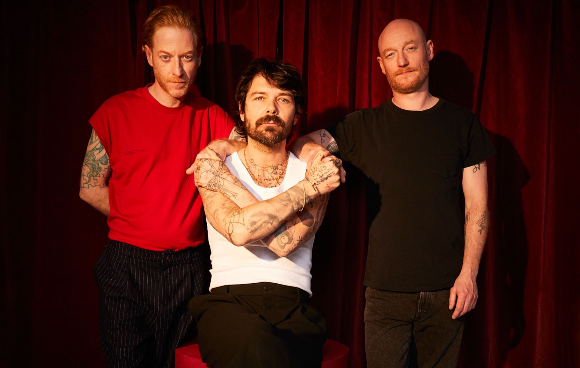 Refletindo sobre a banda e a vida, Simon Neil e o Biffy Clyro mostram a nova e pesada “Hunting Season”