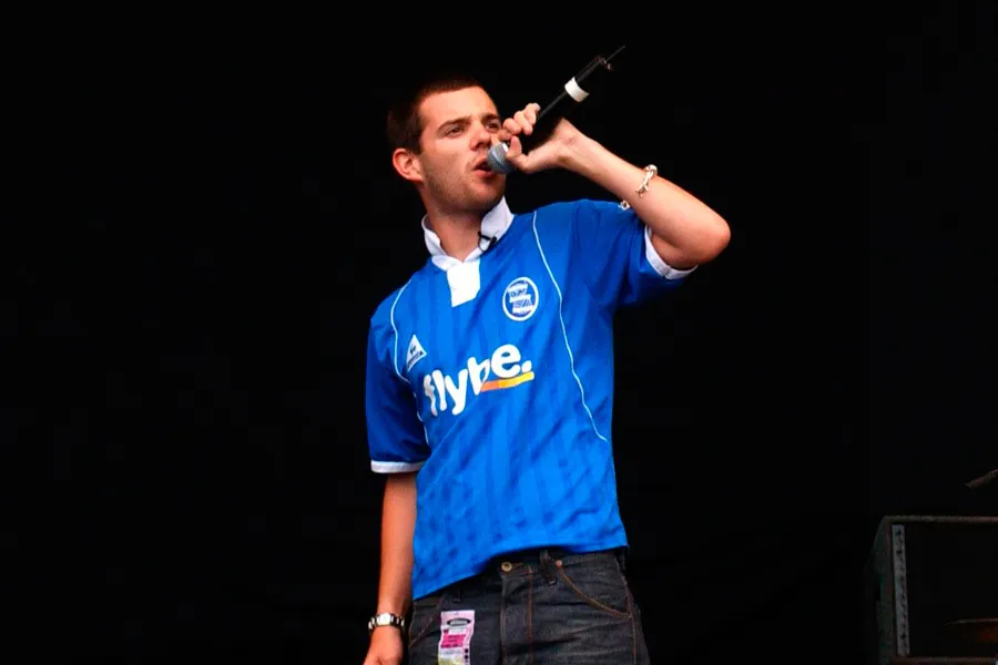 Futebol é pop: Mike Skinner lança faixa inédita do The Streets em homenagem ao Birmingham City, com participação indireta de Tom Brady