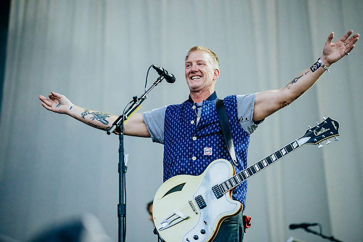 Após perrengues sérios de saúde, Josh Homme reaparece saudável em show redondinho do Queens of the Stone Age na Suécia