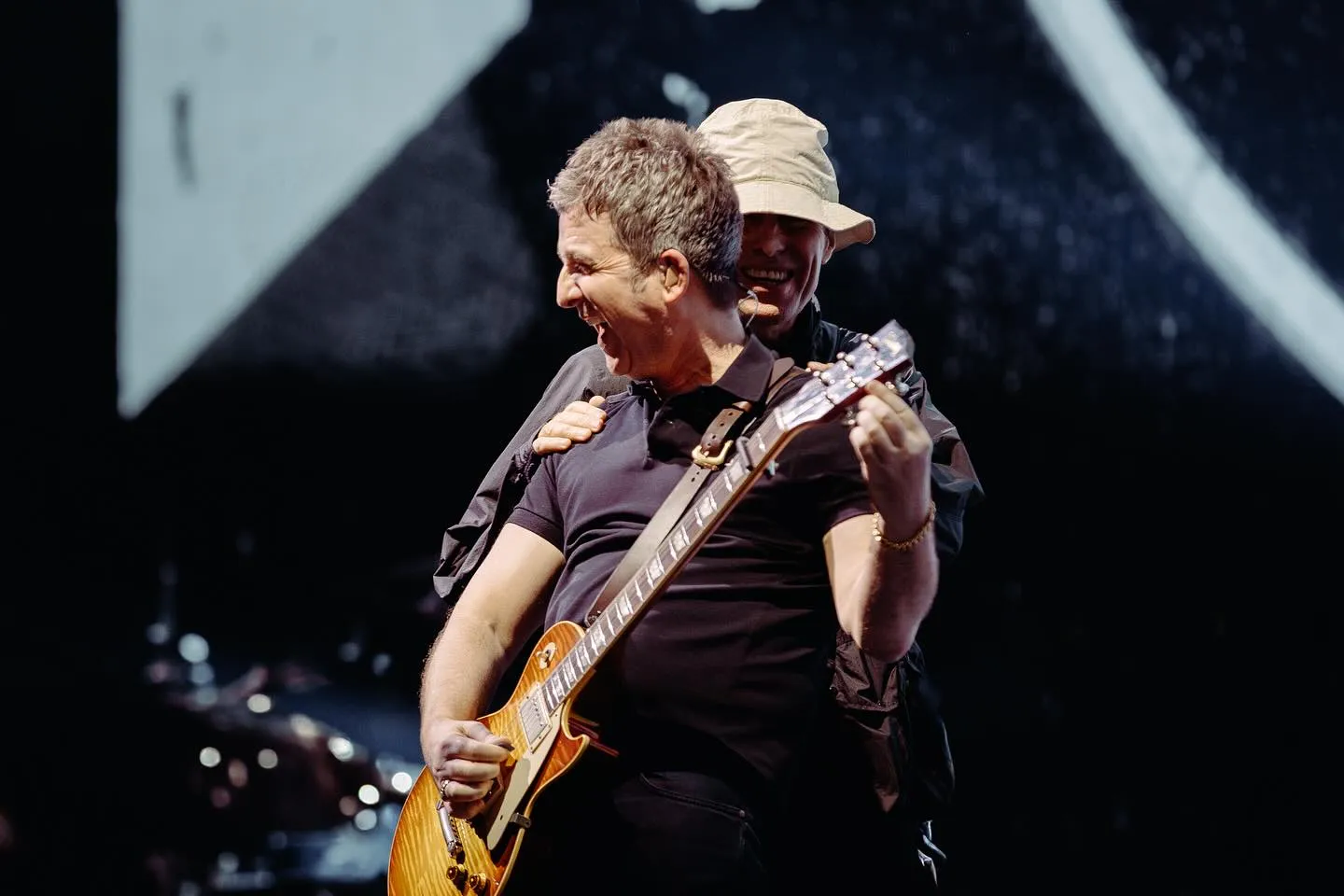 Noel Gallagher diz que pagou língua com a volta do Oasis e confessa estar orgulhoso pela boa forma de Liam. Em qual planeta estamos?