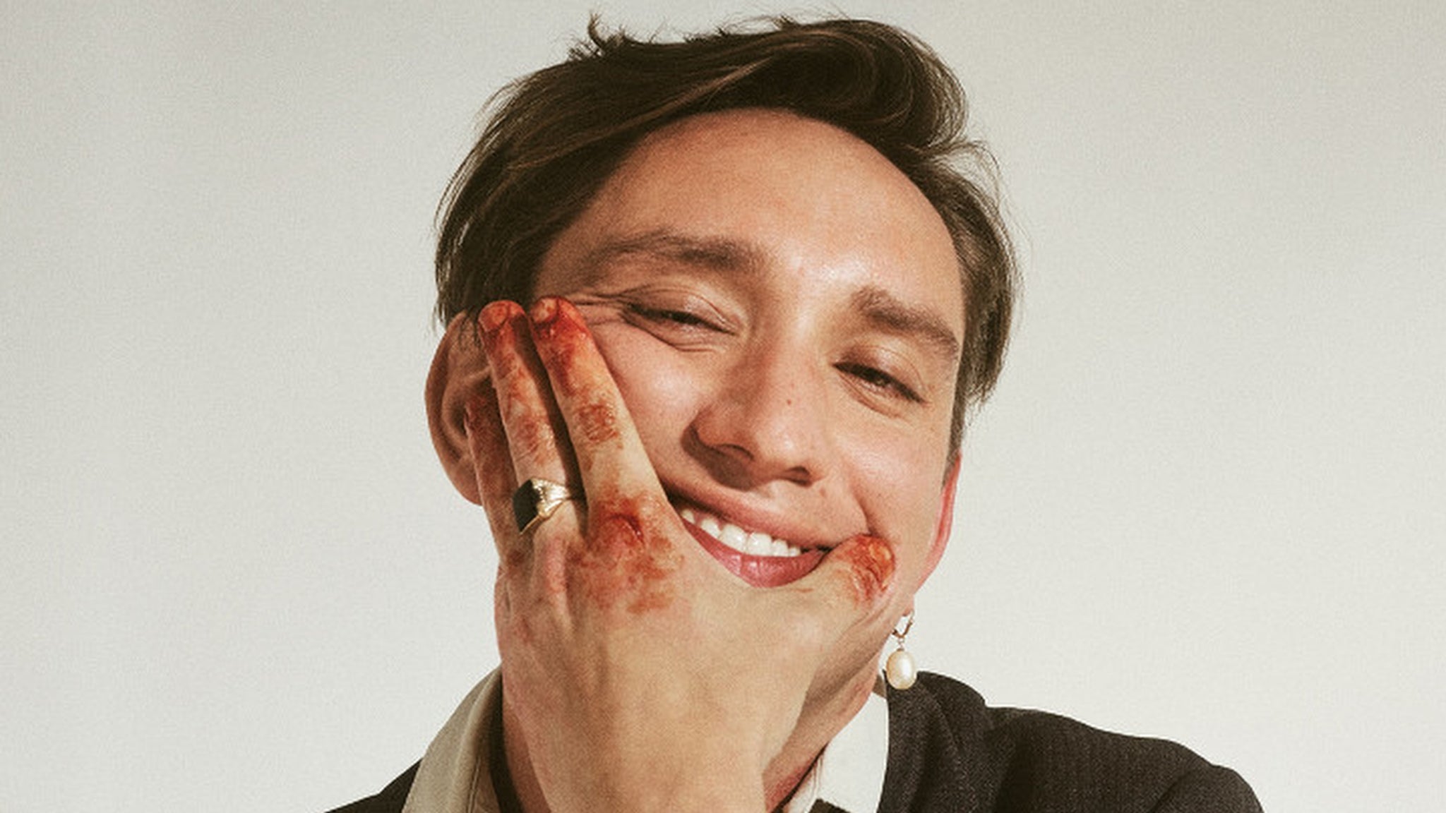 Popnotas &#8211; Oliver Sim solta nova música sem o  XX. Bright Eyes anuncia EP que dá sequência ao disco cheio do ano passado. E o último single do primeiro álbum do Blood Orange em sete anos