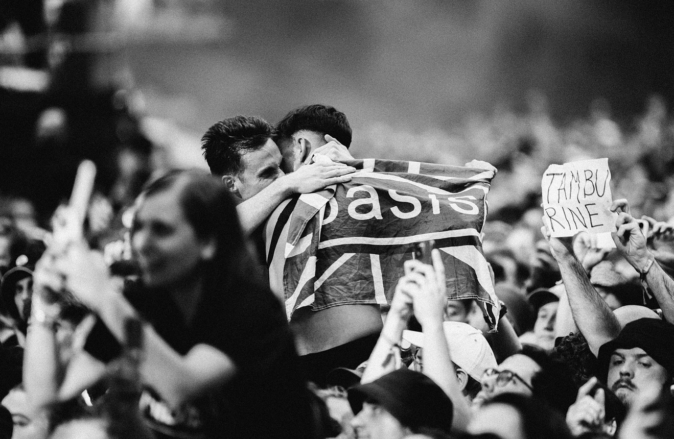 Oasis solta mais uma música ao vivo da turnê absurda. E com uma das melhores capas do ano
