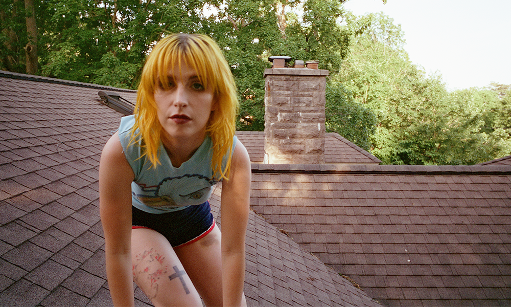 Hayley Williams vai de Arcade Fire a Olivia Rodrigo em novo álbum, lançado dentro de uma tinta de cabelo 