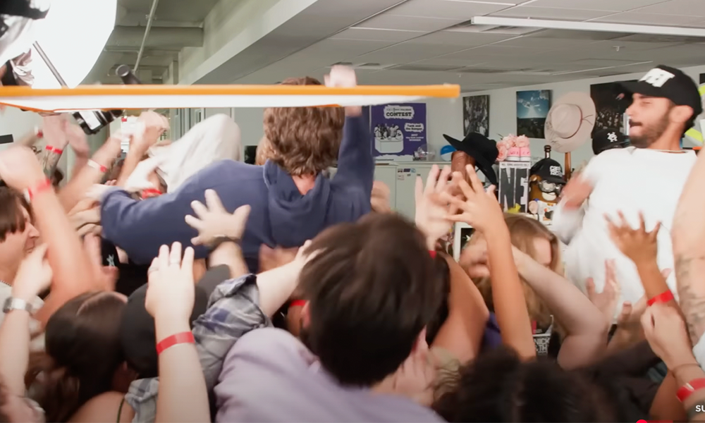Turnstile aprisionado no Tiny Desk? Não deu certo. Na session, que foi ao ar hoje, rolou invasão de galera e até stage dive no escritório