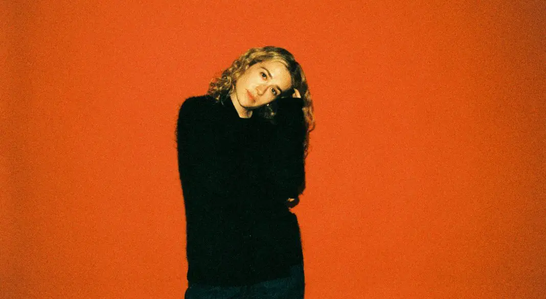 Quanto mais Blondshell, melhor. Sabrina Teitelbaum anuncia novo álbum e solta som em parceria com a Gigi Perez
