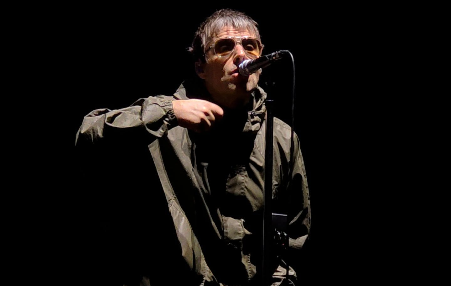 Com Bonehead de papelão, Oasis retoma turnê na Ásia e começa contagem regressiva para o fim. De 2025, é claro