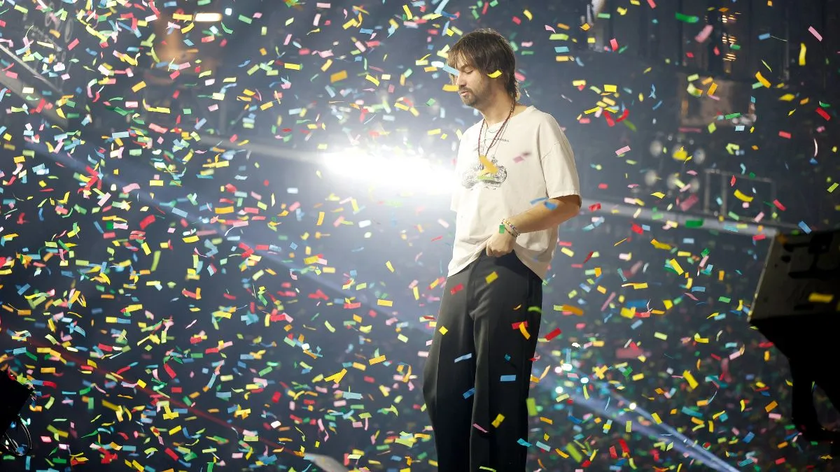 Com toque brasileiro, Tame Impala estreia turnê de “Deadbeat” no Brooklyn. Veja o show completo!