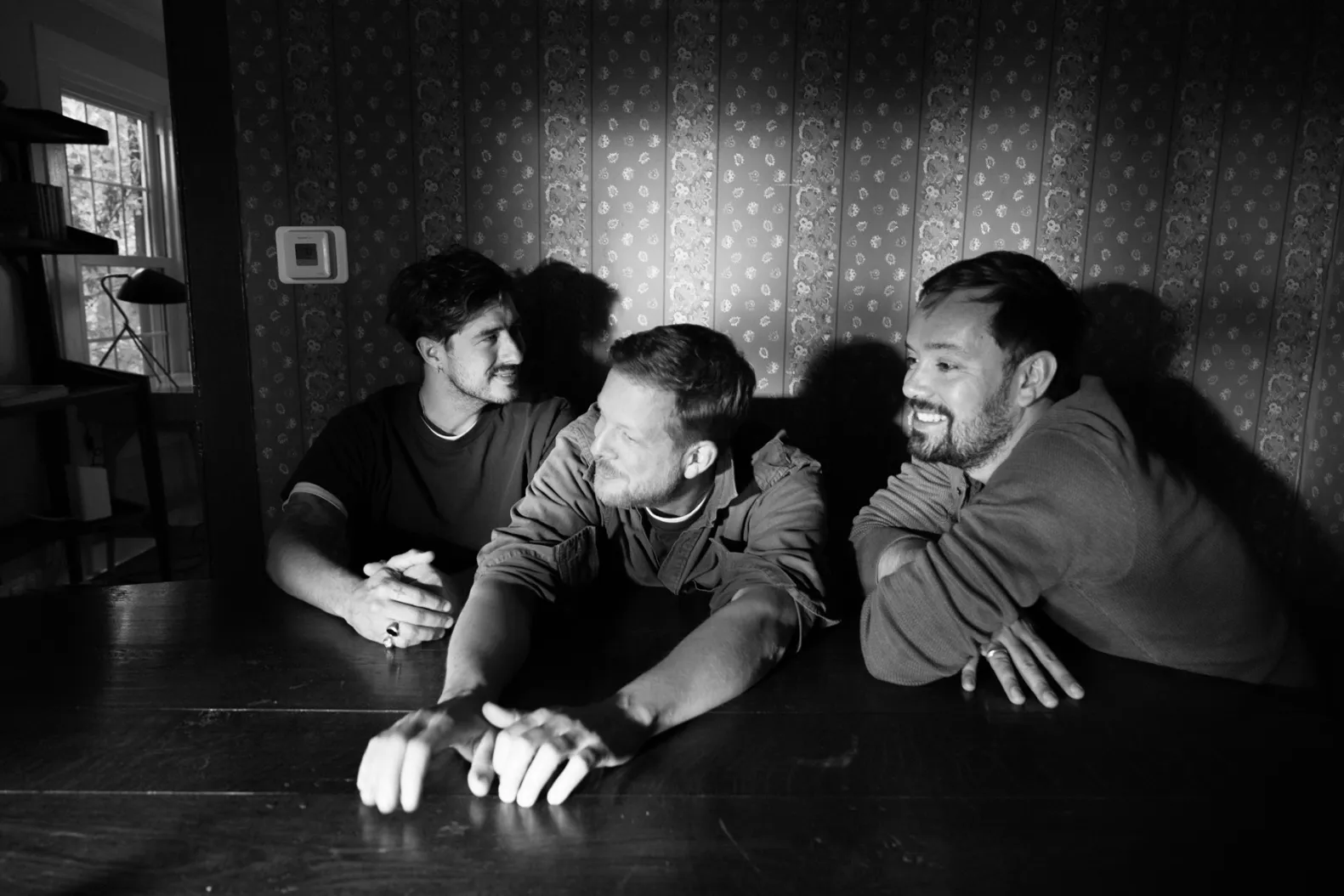 Em seu &#8220;auge criativo&#8221;, Mumford &#038; Sons tira o atraso e anuncia mais um disco cheio de inéditas para o início de 2026