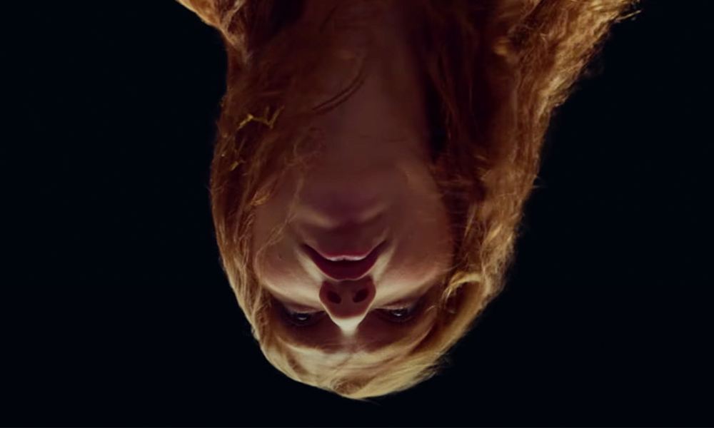 CENA &#8211; Até as cordas do violão. Lorena Moura se vira na partilha de bens em &#8220;Quis&#8221;, seu novo vídeo-single