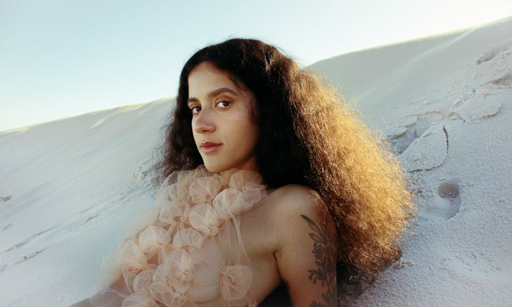 CENA &#8211; Em movimento como o vento, Tori canta o mundo a partir de Sergipe no disco novo &#8220;Areia e Voz&#8221;