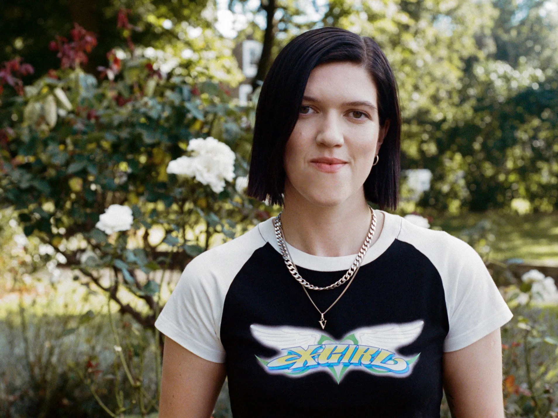 Falando de um amor orgulhosamente queer, Romy fecha o ciclo do disco “Mid Air” com som inédito