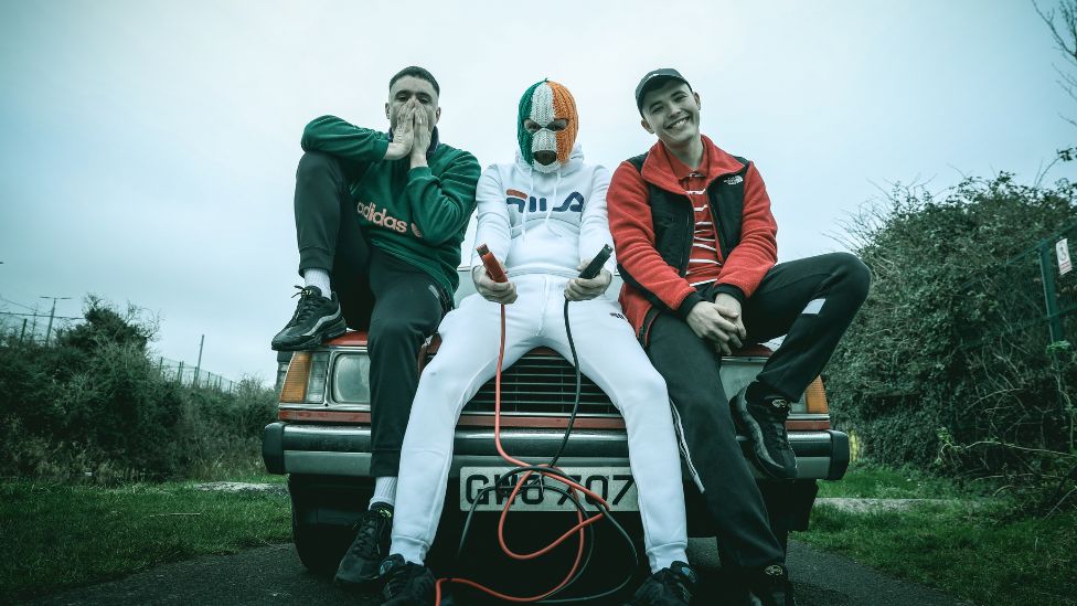 Kneecap responde Justiça britânica em alto e bom som com a nova “No Comment”