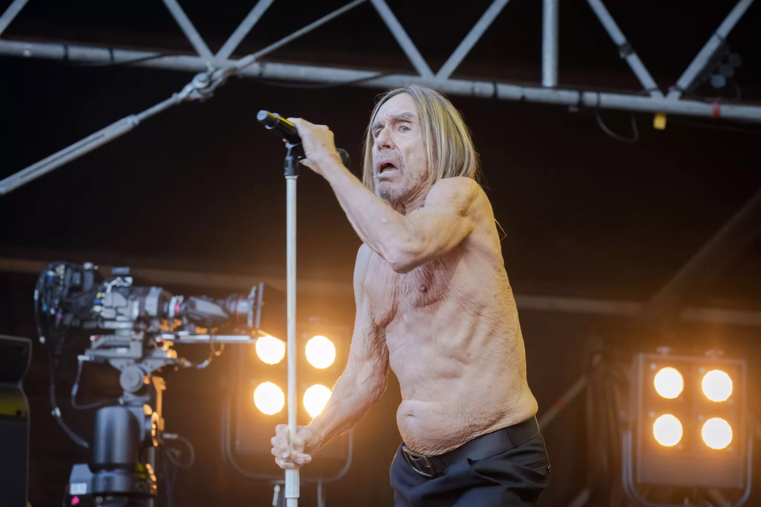 Iggy Pop visita sua segunda casa e oferece bastante punk rock para os alemães em Berlim