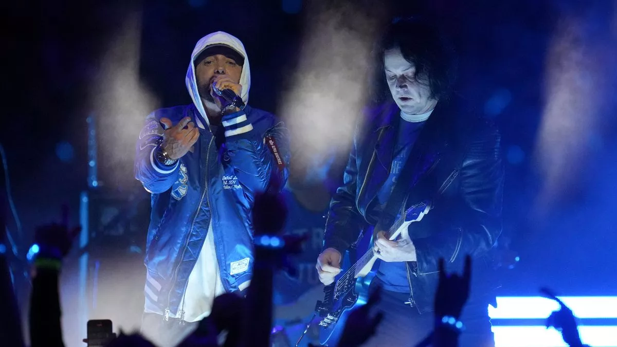 O indie invade a NFL: Jack White faz show especial em jogo do Detroit, com direito à participação de um tal Eminem