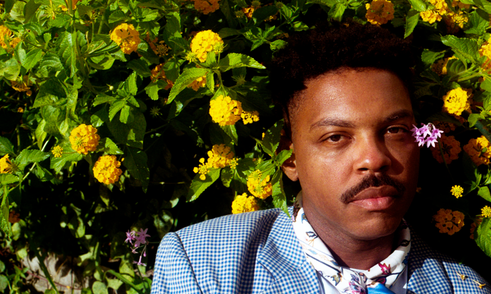 CENA &#8211; Conexão Niterói-Lisboa. Com a  suingada “Baby”, Felipe Neiva quebra fronteiras de gênero