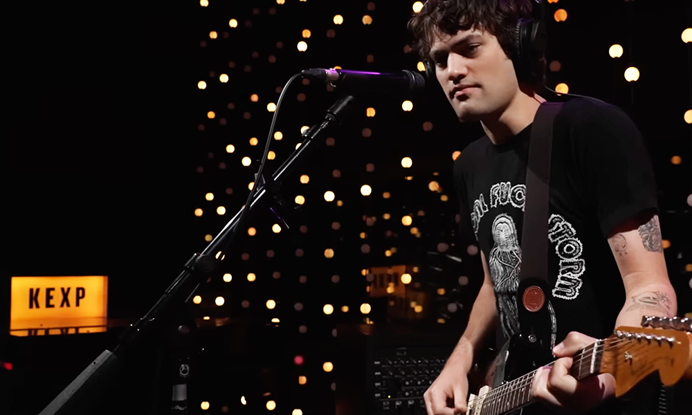 Depressão pós-Oasis? MJ Lenderman em session absurda ajuda a aliviar o astral (ou muito pelo contrário)