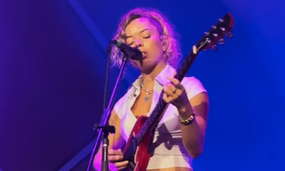 Antes de ir se juntar a Lorde em turnê mundial, Nilüfer Yanya fascina São Paulo