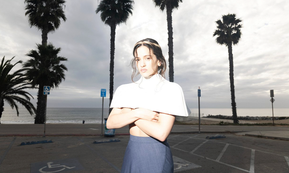 Do capacete à  auréola: Rosalía ascende ao firmamento do pop em LUX