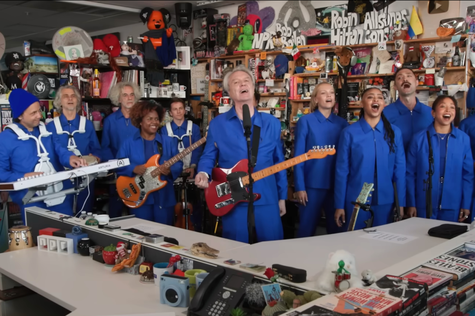 Os novos e lindos Tiny Desk, lá e aqui, estrelando David Byrne e Tim Bernardes