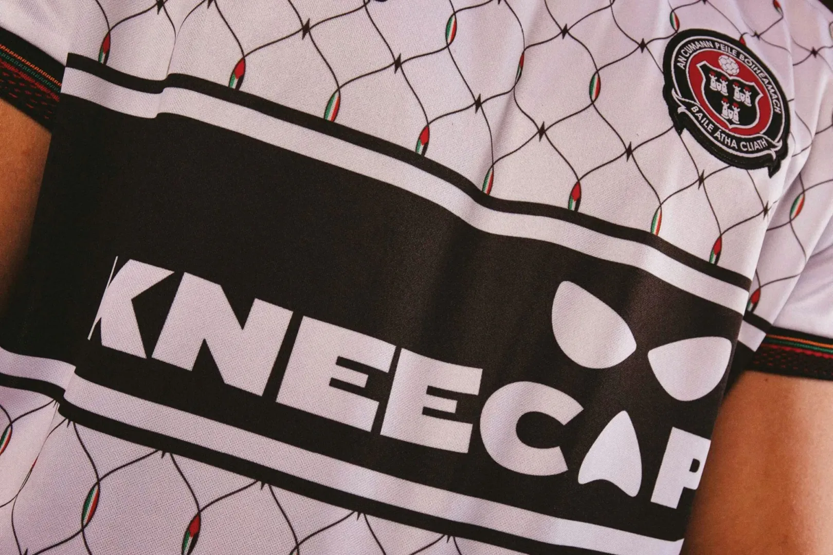 Futebol é pop. Depois de Oasis e Fontaines DC, time irlandês lança camisa linda e politizada com o Kneecap