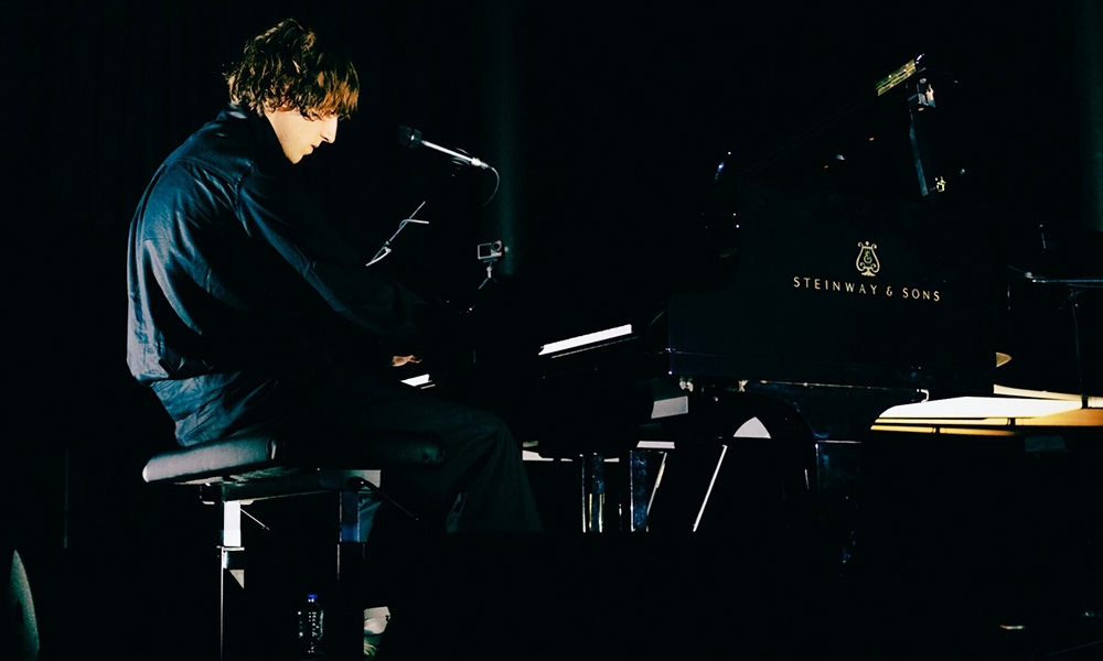 Há poucos dias, Cameron Winter encantou os EUA com shows da banda Geese. Agora, encanta solo a Europa. 2025 é todo dele