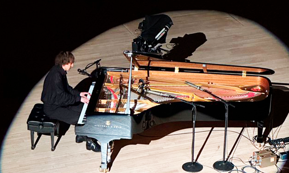 O menino Cameron Winter no histórico e lotado  Carnegie Hall, em NYC. Com o cineasta Paul Thomas Anderson filmando tudo. Tá bom?