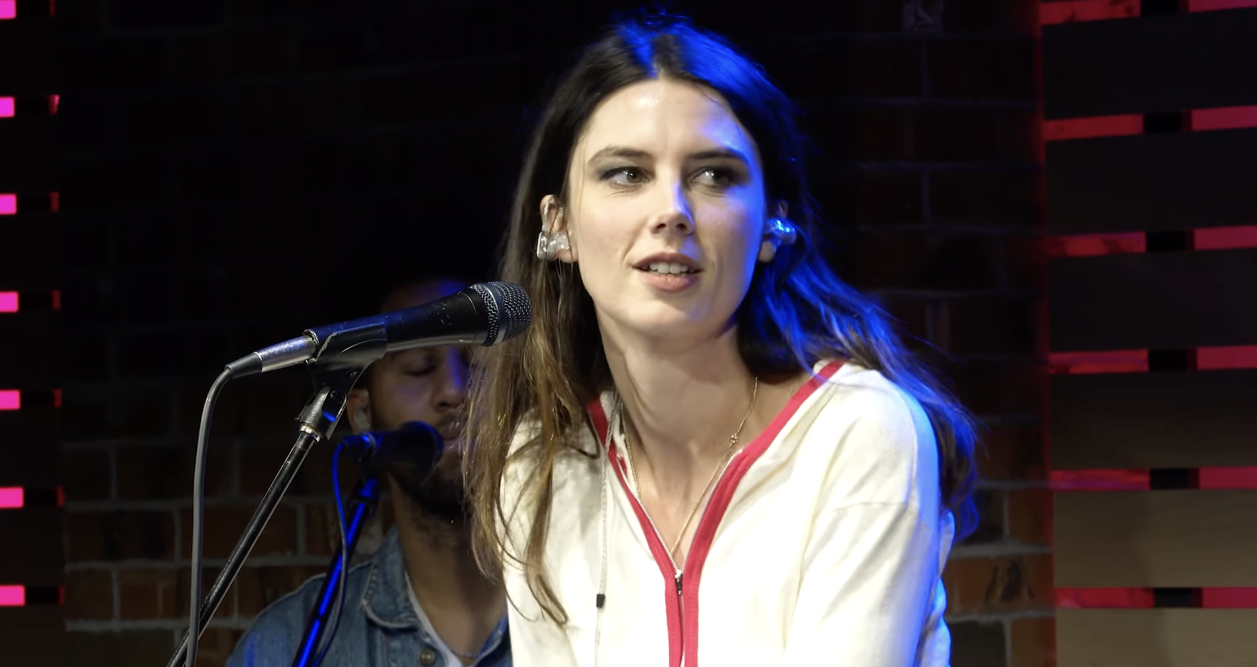 Um bate-papo e uma session acústica delicinha com o Wolf Alice. Em Chicago, no caso