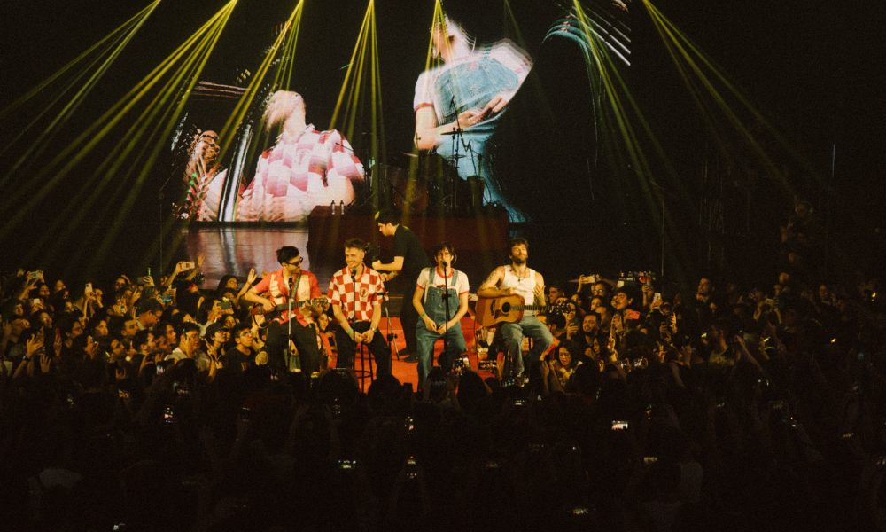 CENA – Com primeiro disco ao vivo, O Grilo mostra que realmente “tudo acontece” por causa dos fãs  