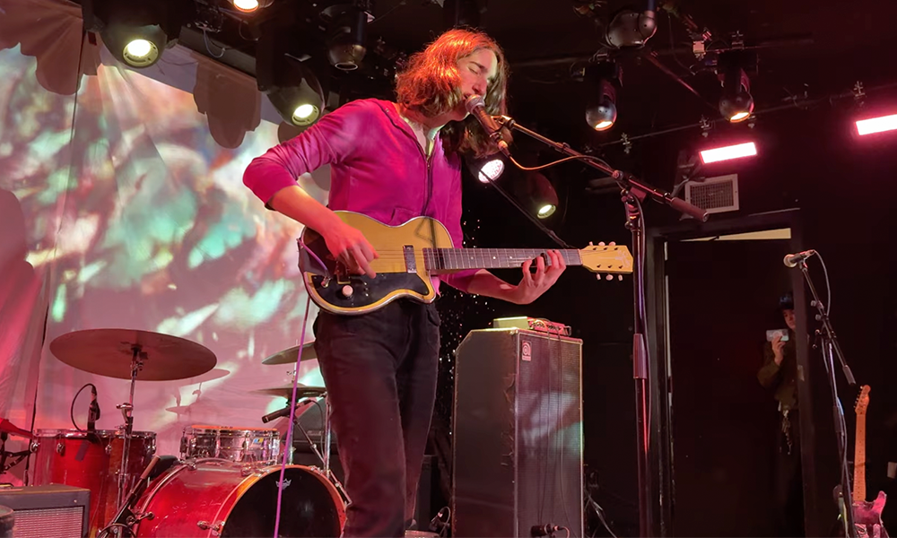 Menos apocalíptica, guitarrista Emily Green, da Geese, também arrisca show  solo em NYC