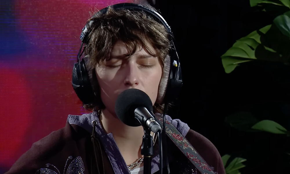 King Princess faz cover de hit do Geese na BBC e chama a música de “hino lésbico”